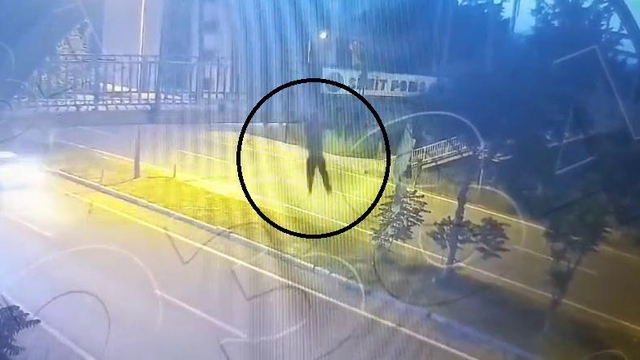 Üst geçitten atlayan 14 yaşındaki çocuğa otomobilin çarptığı anlar kamerada