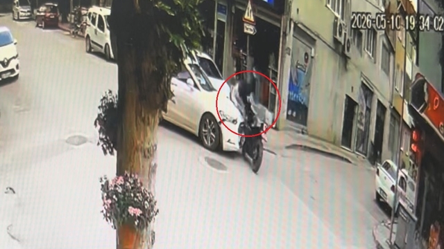 Bursa'da otomobil ile çarpışan motosiklet sürücüsü yaralandı; kaza kamerada