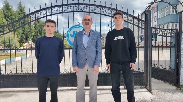 Kütahyalı öğrencilerden örnek davranış: Buldukları parayı polise teslim ettiler