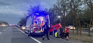 Kaza sonrası trafik güvenliğini sağlayan polise otomobil çarptı