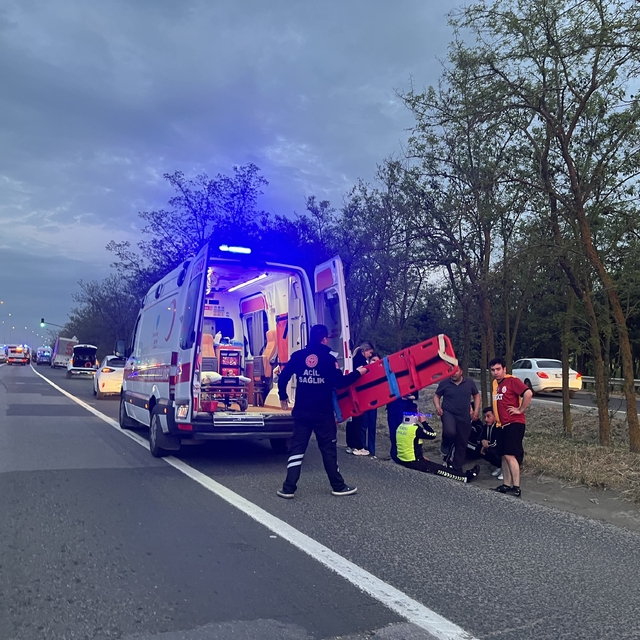 Kaza sonrası trafik güvenliğini sağlayan polise otomobil çarptı