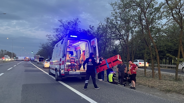 Kaza sonrası trafik güvenliğini sağlayan polise otomobil çarptı