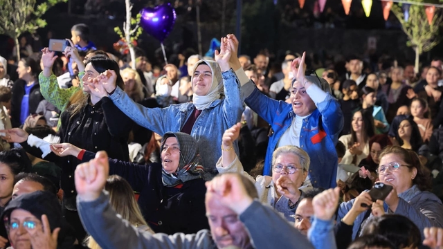 Çiçek Festivali'nin son gününde düzenlenen konserde vatandaşlar doyasıya eğlendi
Çiçek Festivali'nde coşkulu son