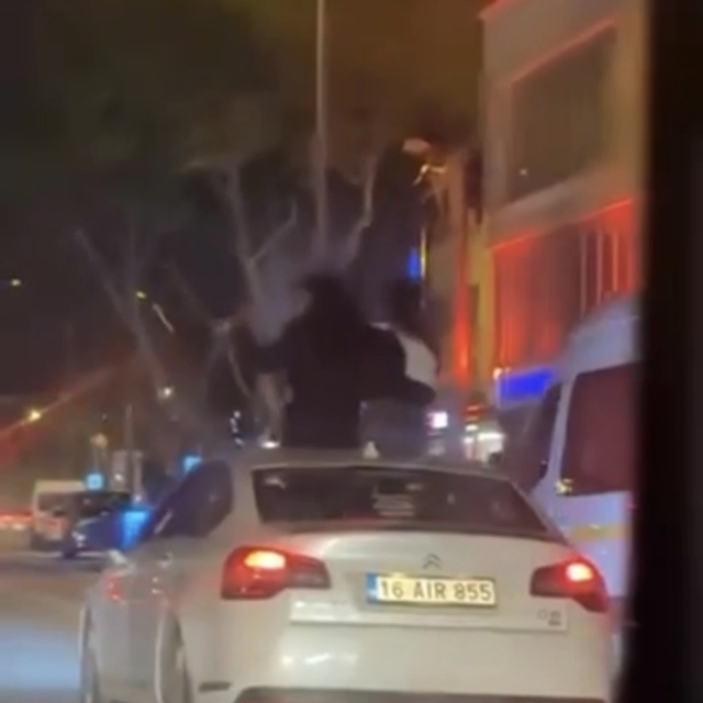 Bursa'da otomobilin tavanına oturdular : 25 bin TL ceza kesildi