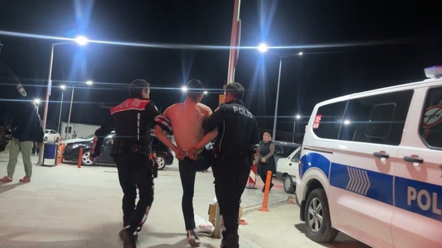Tartıştığı arkadaşını bıçakladı, polis ekiplerine zor anlar yaşattı