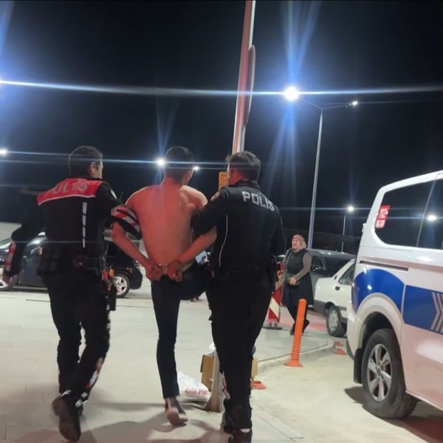 Tartıştığı arkadaşını bıçakladı, polis ekiplerine zor anlar yaşattı