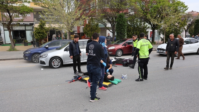 Duran otomobile çarptı, o anlar kameralara yansıdı: 1 yaralı