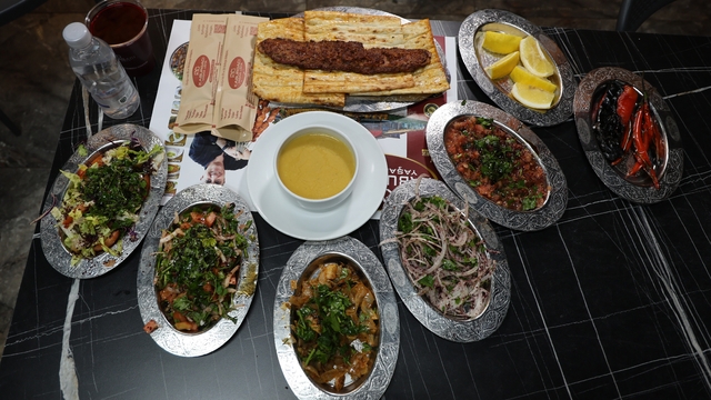 Adana kebabı ve salata ikilisi 'glutatyon' seviyesini artırıyor
Tescilli Adana kebabı doğru tüketildiğinde sağlığa katkı sunuyor
Uzmanından uyarı: "Kebap yanında bol salata sağlıklı yaşamı destekliyor"
Adanalı kebap ustası: "Uzun yaşamın sırrı kebap ve şalgam"