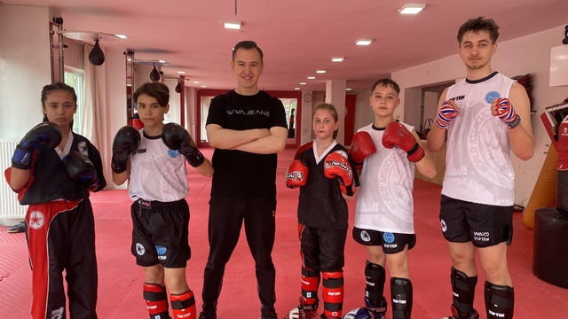 Eskişehir'den Antalya'ya dünya şampiyonluğu hedefi ile gidiyorlar
Genç kick boks sporcuları Turkish Open WAKO World Cup hazırlıklarını tamamladı
Kick Boks Teknik Kurul Üyesi Cenk Aygün:
"Sporcularımı milli sporcu olarak görmek istiyorum"
Sporcu Batuhan Gülşen:
"İddialıyız, biz birinci olmaya gidiyoruz"