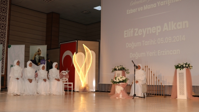 Kız Kur'an kursu öğrencileri hadis-i şerif bilgisinde yarıştı