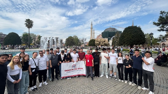 Düzceli gençler Haliç'te kürek çekti
Düzce Belediyesi, sporu İstanbul'a taşıdı