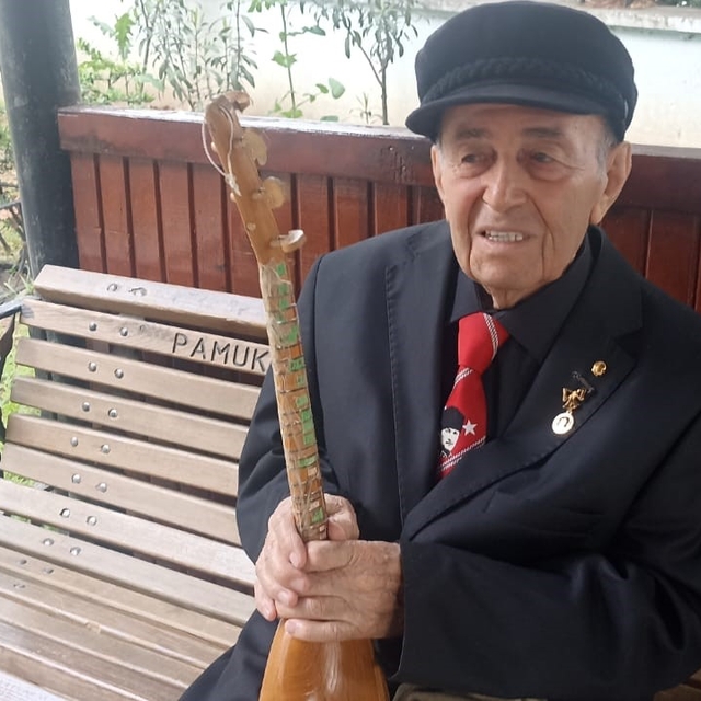Sanatın çınarı elinde curasıyla gençlere türküleri sevdiriyor