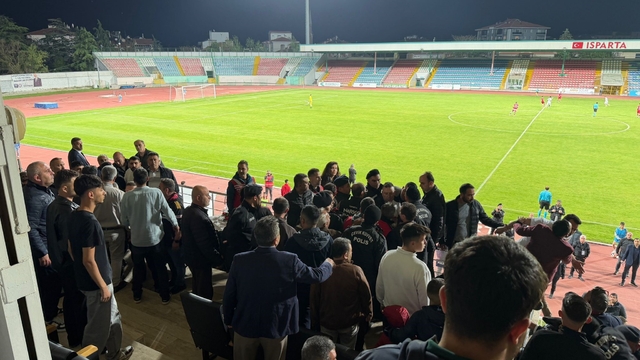 Play-off maçında tansiyon yükseldi, protokol tribününde kavga çıktı
Kavga güvenlik güçlerinin müdahalesiyle önlendi