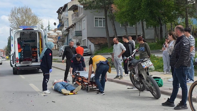 Kütahya'da yayaya yol vermek için duran otomobile motosiklet çarptı: 1 yaralı