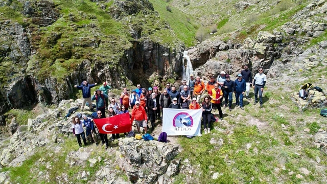 Şelaleyi görmek için yaklaşık 3 kilometrelik tepeye tırmandılar