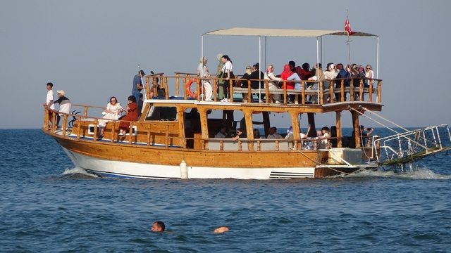 Güneşi gören denize girdi: Havalar ısındı, turizm sezonu başlıyor
Hava sıcaklıklarının artması ve yağışlı havanın geride kalmasıyla birlikte Mersin'in gözde tatil merkezi Kızkalesi'ne gelerek denize girenler dikkat çekti
UNESCO Dünya Mirası Geçici Listesi'ndeki Kızkalesi başta olmak üzere diğer sahillerde  Kurban Bayramı ile birlikte sezonu açacak olan turizmciler hazırlıklarını tamamladı