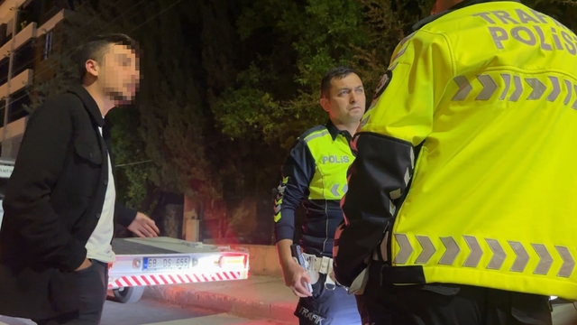 Dur ihtarına uymayan alkollü sürücünün polisi ikna çabaları sonuç vermedi
Yakalanınca dakikalarca polise dil döktü hem 225 bin liradan hem ehliyetinden oldu