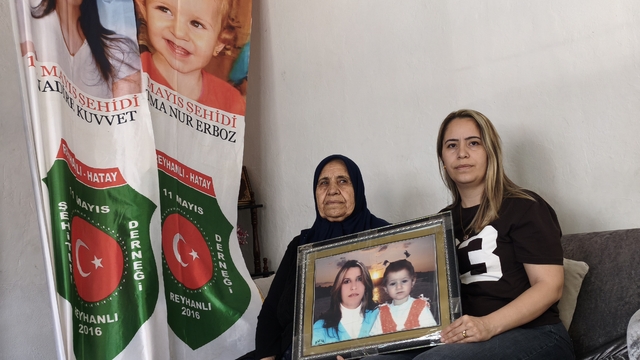 Evlatlarını Reyhanlı patlamasında kaybeden anne ve kızı 13 yıldır aynı acıyla yaşıyor
Kızını ve kardeşini saldırıda kaybeden Hatice Kübra Erboz: "Katilleri Türk bayrağı altında esir düşmüş ve elleri kelepçeli gördük"