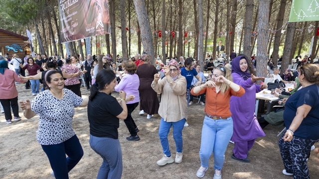 Mersin'de anneler günü şenlik havasında geçti