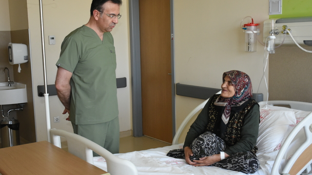 Bağırsak sarkması şikayetinden 1 saatlik operasyonla kurtuldu