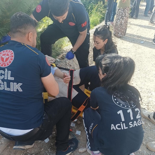 Takla atan otomobildeki 2 kişi yaralandı