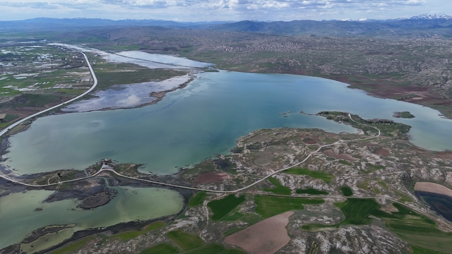 Sivas'ta kar eridi yağmurlar arttı, kentin en büyük gölü taştı
Sivas'ın en büyük gölü taşarak çevresinde yeni göletler oluşturdu