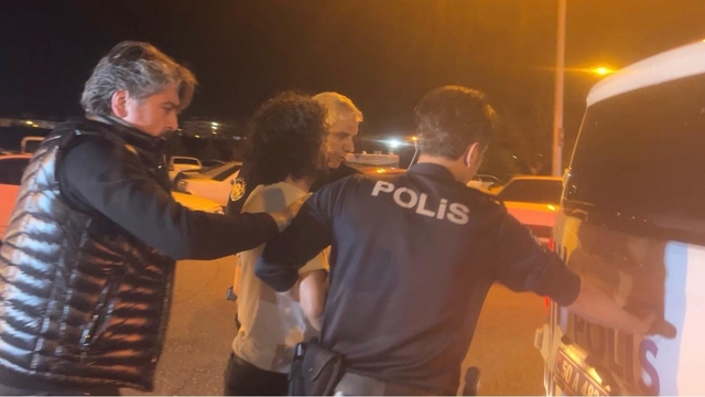 Rahatsızlanan annelerine müdahaleye gelen sağlık ekibini alıkoyan 2 kardeşin işlemleri sürüyor