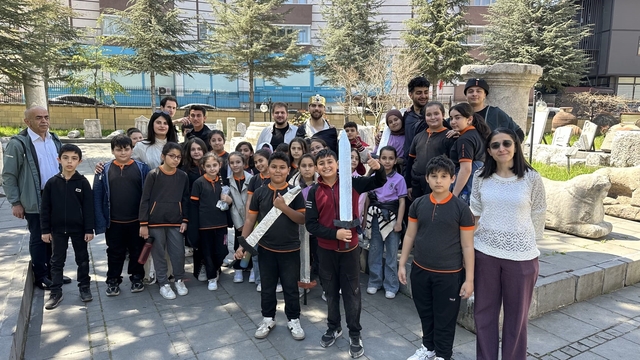 Üniversite öğrencilerinin yazıp sahnelediği oyun, miniklerden büyük alkış topladı