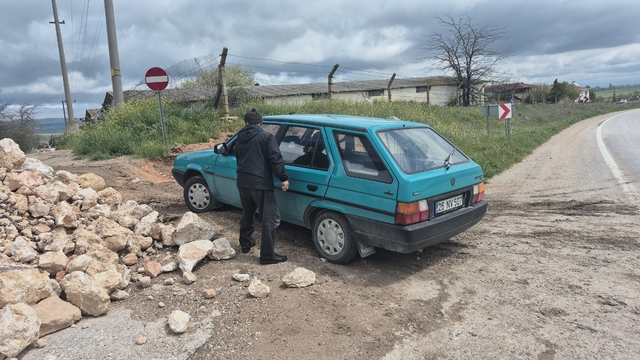 Yol yapalım derken mahalleliyi 'hapsettiler'
Eskişehir'de Bayburt Grup İnşaat'ın yol yapım çalışmalarında bir köyün girişi toprakla kapatıldı
Evine gitmekte zorlanan Ali Arduş: "Köyümüze girebilmek için başka mahallelerden dolanıp da geliyoruz"
"Hayvanlar ve bahçe var, ama köye girip çıkamıyoruz"