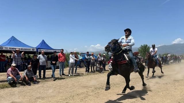 Yenipazar'da rahvan atlar kıyasıya yarıştı