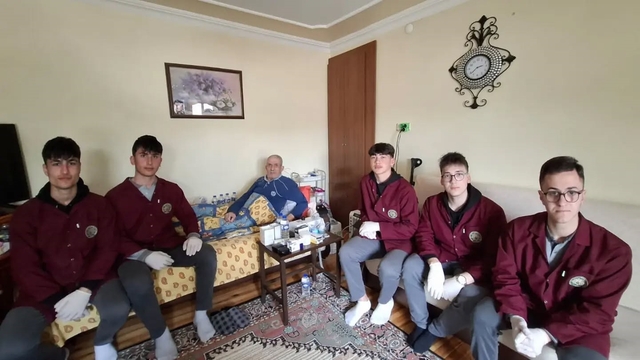 Bayburt'ta öğrenciler yaşlı vatandaşın ev işlerine destek oldu