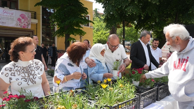 Başkan Çetin Akın'dan Anneler Günü'nde anlamlı kutlama