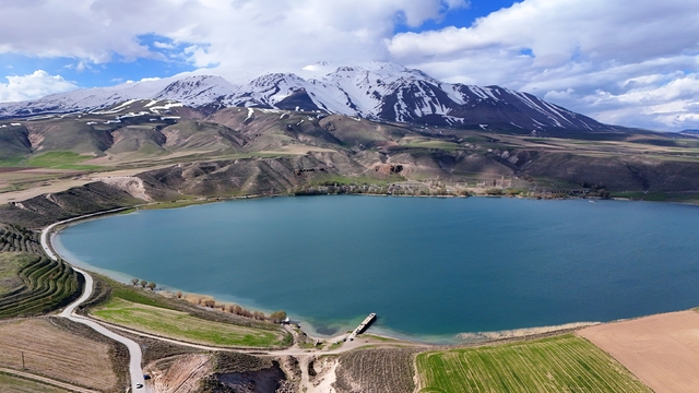 Süphan Dağı ve Aygır Gölü'nün bahar manzarası hayranlık uyandırıyor