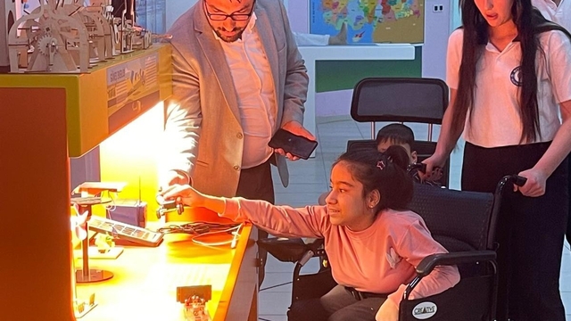 Cizre'de engelli öğrencilerin evdeki eğitimi, bilim ve sevgiyle sokağa taşındı