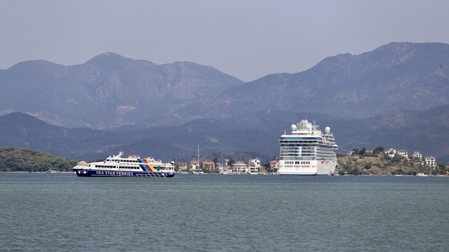 "Allura" isimli kruvaziyer Fethiye Körfezi'ne demirledi