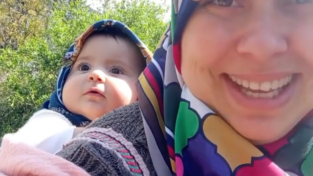 Annesi ile minik Gökçe'nin köy yaşamı, sanal medyada ilgi odağı oldu