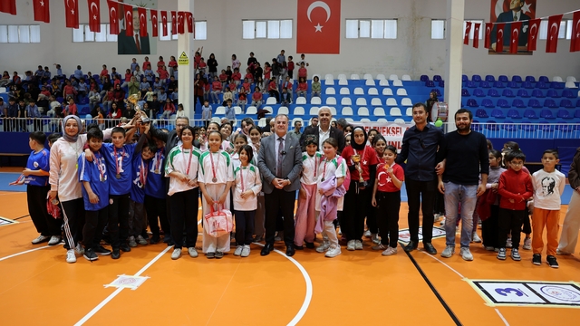 Hacılar Belediye Başkanı Özdoğan, "Geleneksel Çocuk Oyunları Festivali"ni ziyaret etti