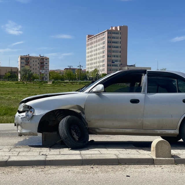 Karaman'da otomobil refüje çıktı: 1 yaralı