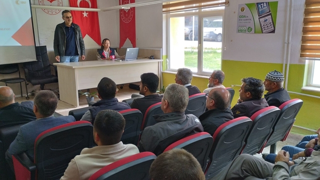 Altıntaş'ta üreticilere "Yetkilendirilmiş Uygulayıcı Belgesi" eğitimi