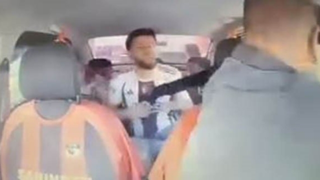Rehin alınan taksicinin cesur müdahalesi kamerada
Vurulma pahasına yaptığı müdahale saldırganı yakalattı