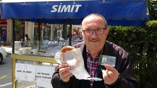 Tezgahı küçük, gönlü büyük engelli simitçi
Başlattığı uygulamayla ihtiyaç sahiplerine ücretsiz simit veriyor