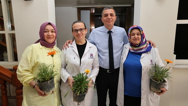 Başkan Şimşek çalışan anneleri çiçekle sevindirdi