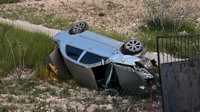Otomobilin taklalar attığı an kameraya yansıdı
Defalarca takla atan araçta emniyet kemeri sayesinde yara almadı