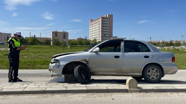 Karaman'da otomobil refüje çıktı: 1 yaralı
