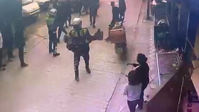 Yangında mahsur kalan yaşlı kadını jandarma ekipleri kurtardı
Yaşanan can pazarı güvenlik kamerasında