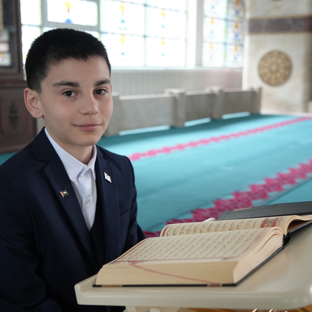 Ezanıyla yürekleri mest eden öğrenci bu kez Kur'an-ı Kerim tilavetinde zirv...