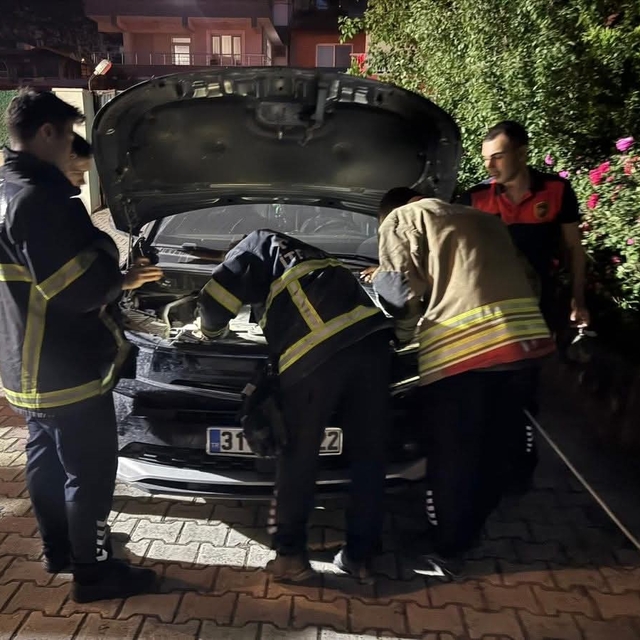 Antakya'da otomobilin motoruna giren kediyi itfaiye kurtardı