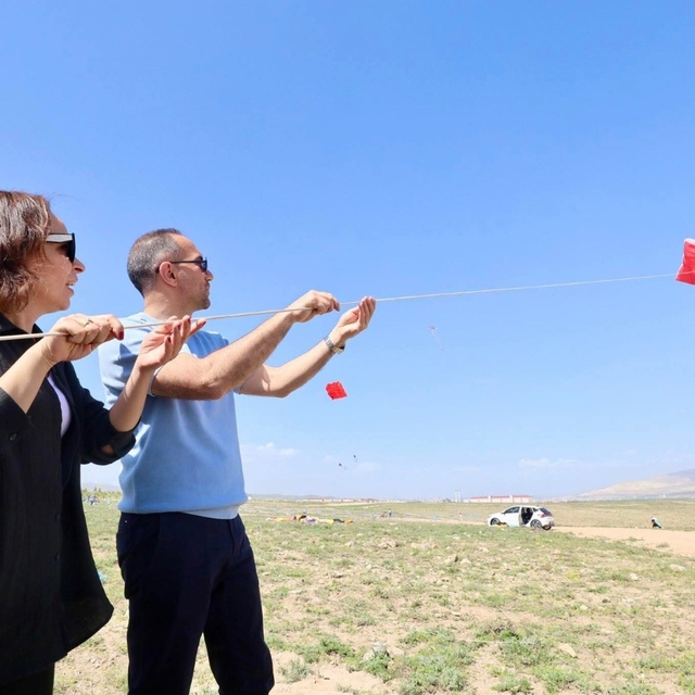 Niğde'de gökyüzü anneler için renklendi