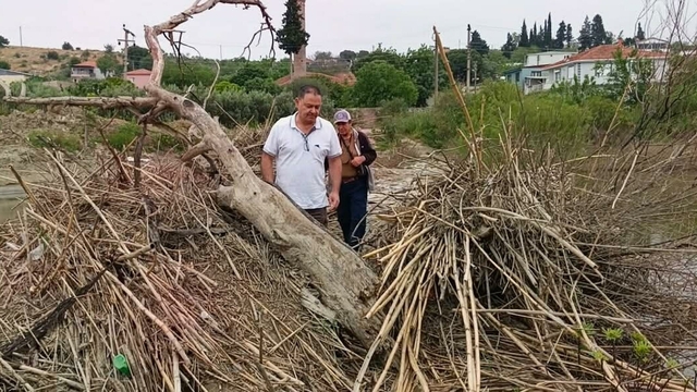 Tarihi Taşköprü'nün üzeri yine atıklarla kaplandı