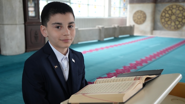 Ezanıyla yürekleri mest eden öğrenci bu kez Kur'an-ı Kerim tilavetinde zirvede